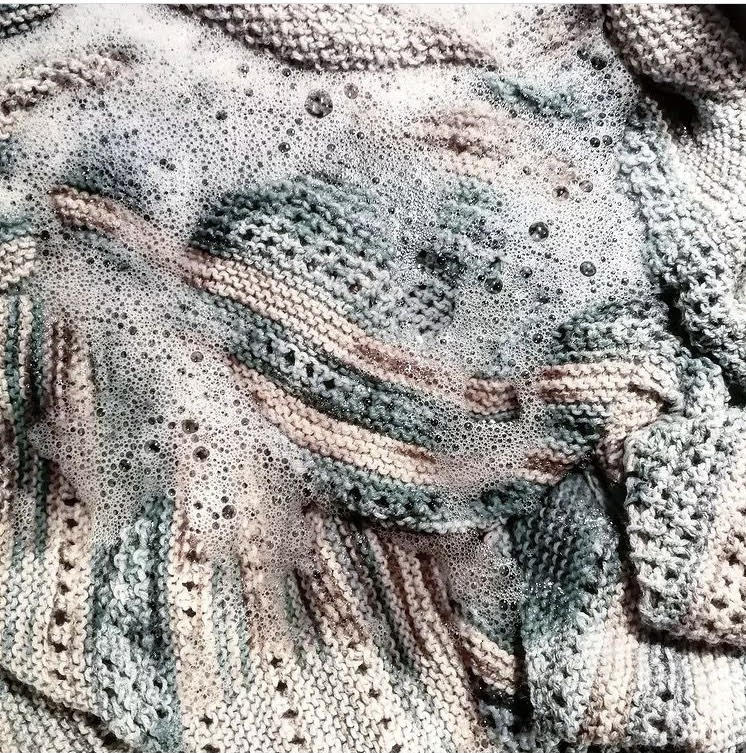 毛糸の水通し（ブロッキング）- 完成作品の仕上げ工程